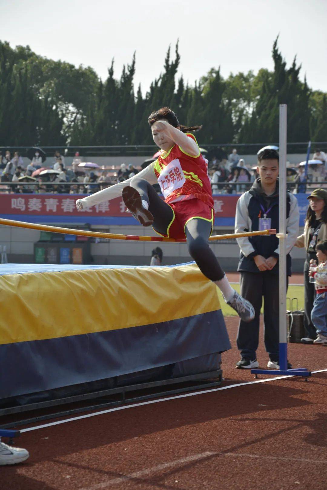 运动员们在场上展现出色技艺,赢得观众赞叹 运动员们在场上展现出色技艺,赢得观众赞叹