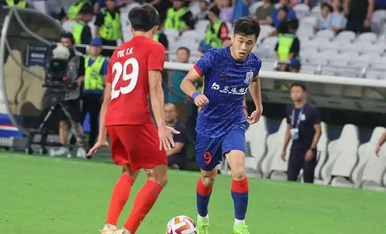 关于上海申花中场球员状态回暖，外界称赞其进步明显的信息