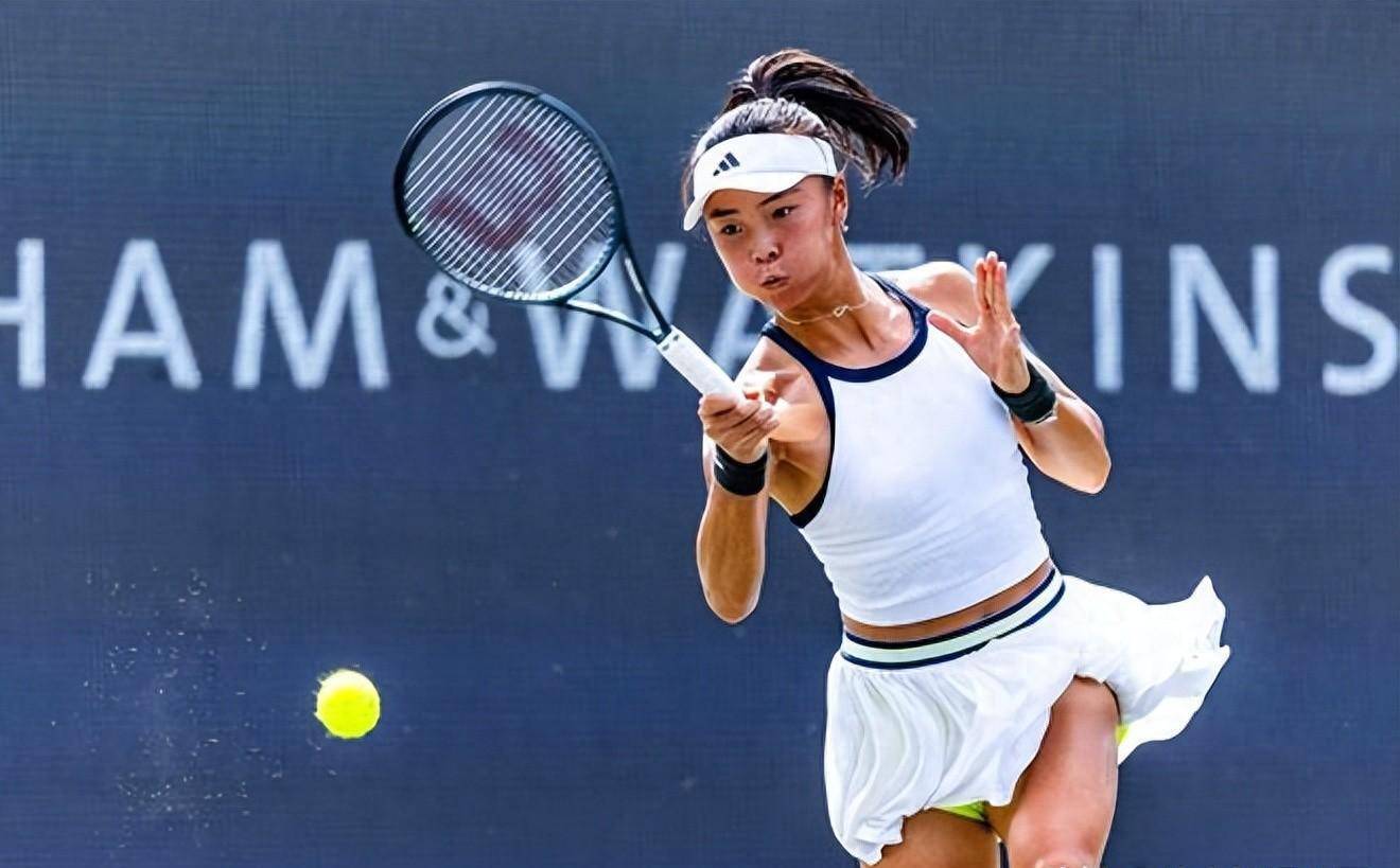 澳洲足球锦标赛上,女球员表现十分出色 澳洲足球锦标赛上,女球员表现十分出色