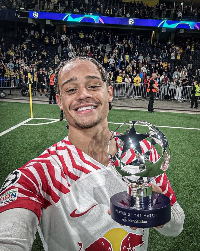 澳洲足球锦标赛上,女球员表现十分出色 澳洲足球锦标赛上,女球员表现十分出色