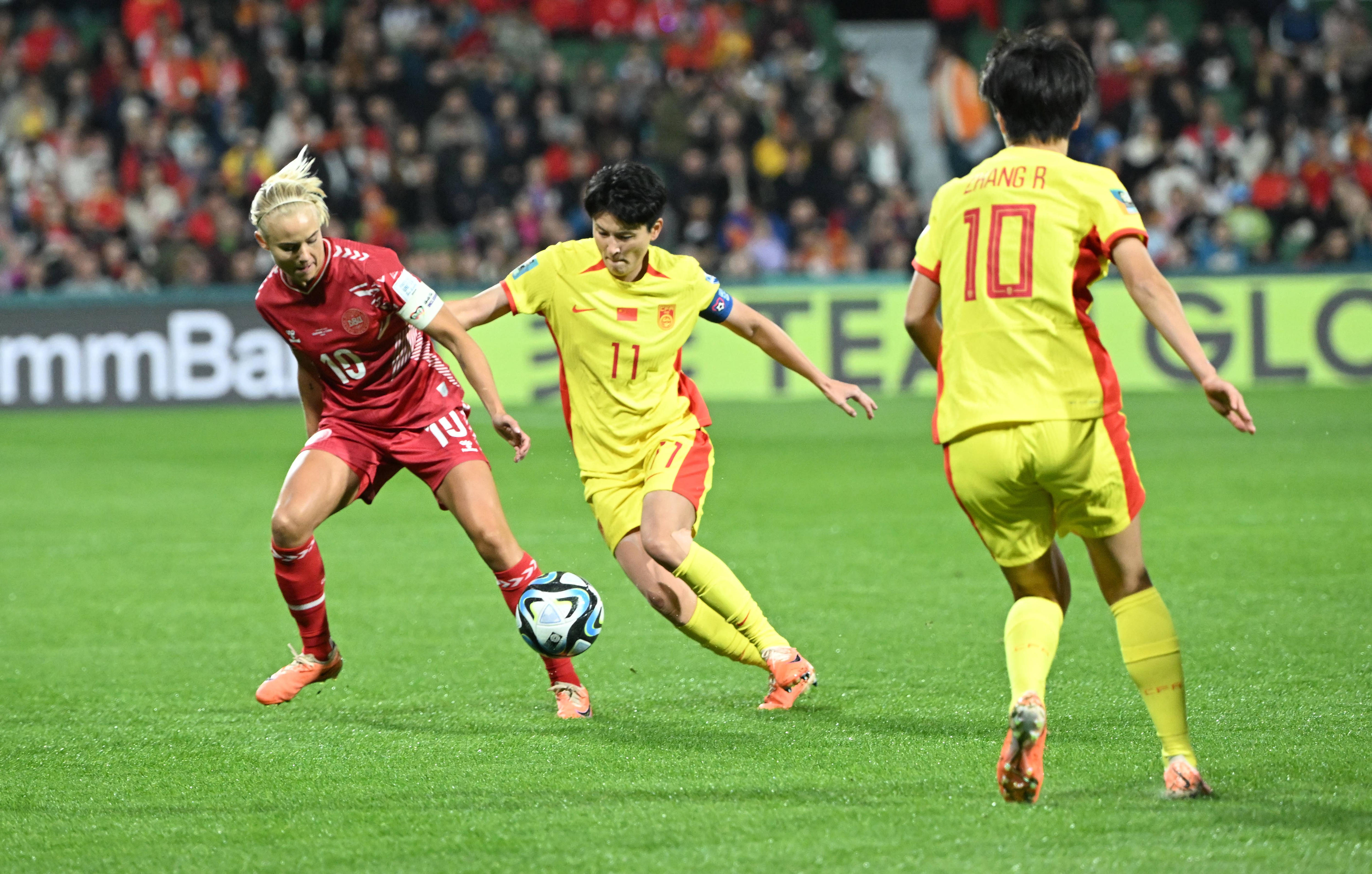 女足比赛中球队发挥出色，努力拼搏