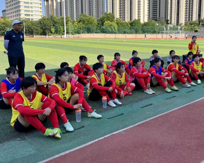 女足比赛中球队发挥出色，努力拼搏