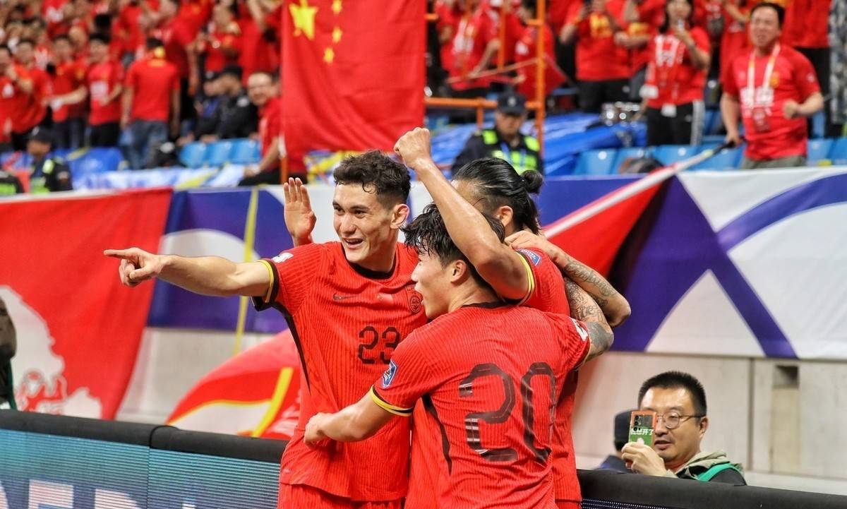 国足全神贯注备战国际顶尖赛事，拼搏逆袭的简单介绍