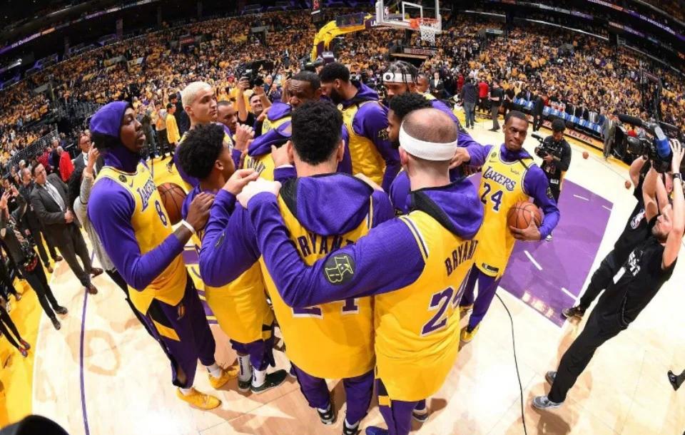 勒布朗詹姆斯全面爆发,湖人大胜 勒布朗詹姆斯全面爆发,湖人大胜