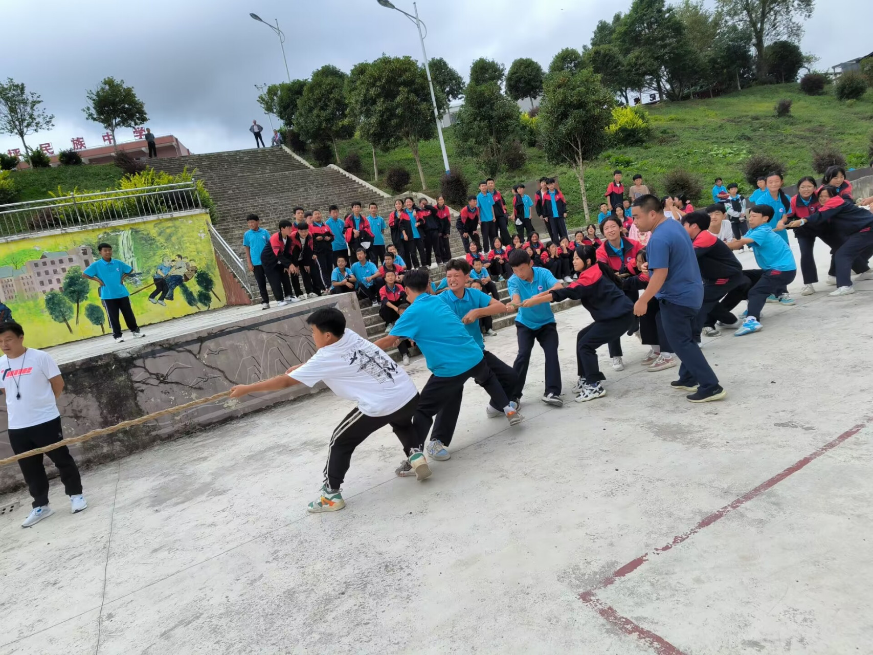 队员们在比赛中全力以赴展现团队合作精神 队员们在比赛中全力以赴展现团队合作精神