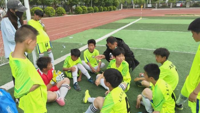 队员们在比赛中全力以赴展现团队合作精神 队员们在比赛中全力以赴展现团队合作精神