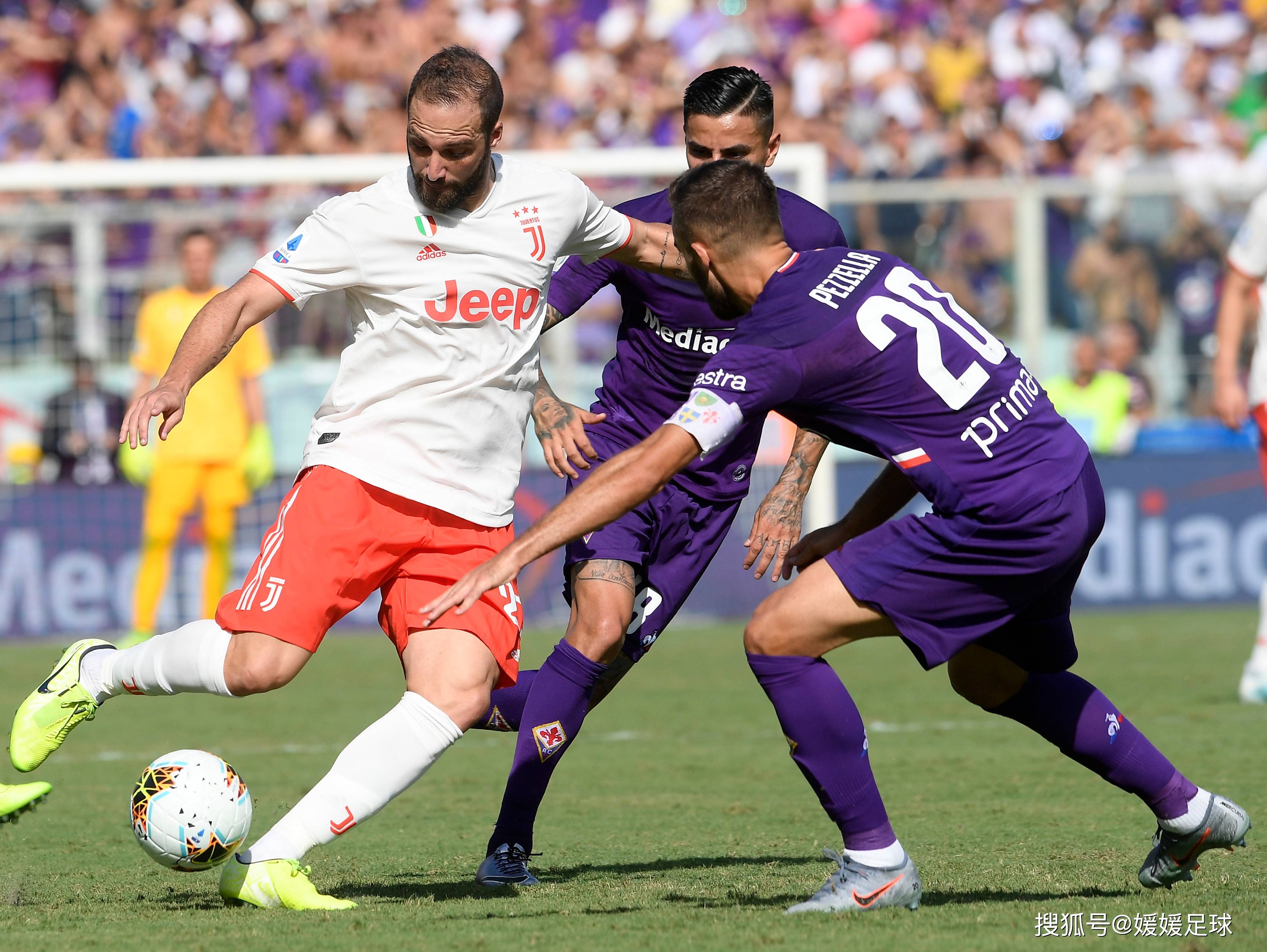 赛场上足球对决引人关注,球员风采十足 赛场上足球对决引人关注,球员风采十足