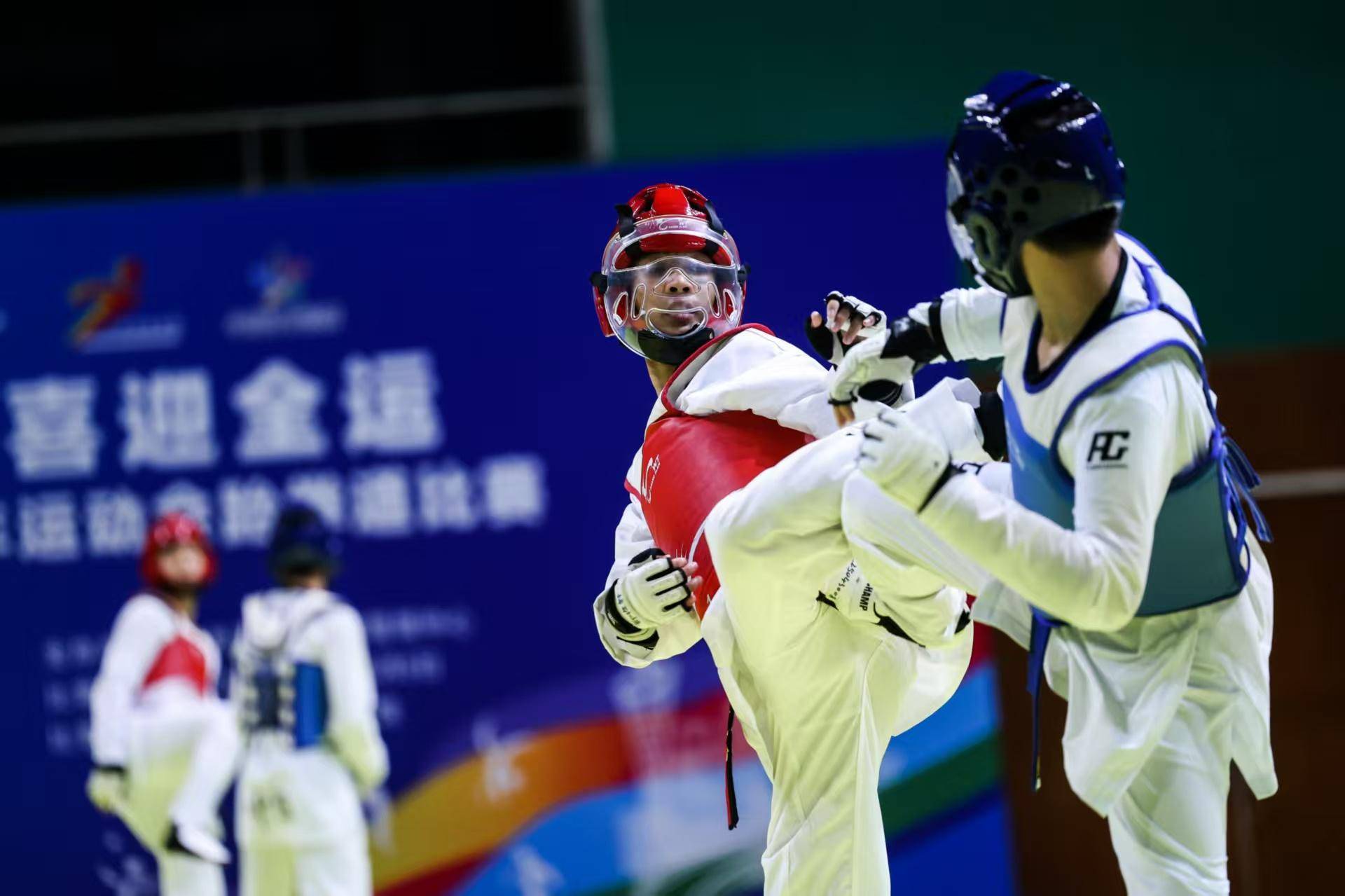 跆拳道比赛惊险刺激,四国选手争夺银牌! 跆拳道比赛惊险刺激,四国选手争夺银牌!
