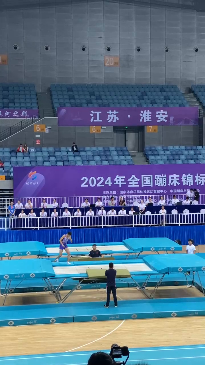 蹦床比赛惊现技惊四座,精彩纷呈 蹦床比赛惊现技惊四座,精彩纷呈