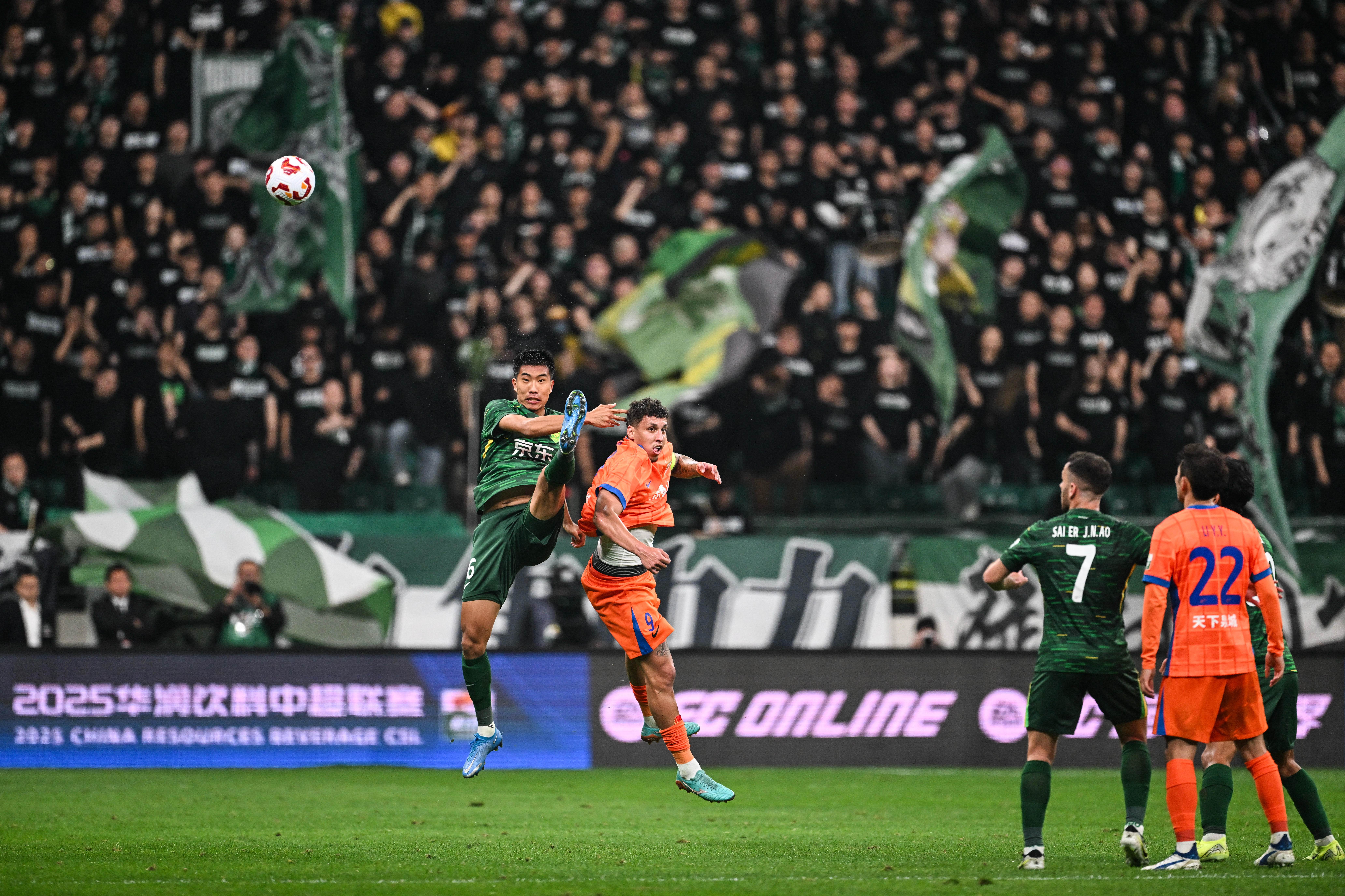 足球聚焦国际赛事,体育迷热情高涨的简单介绍 足球聚焦国际赛事,体育迷热情高涨的简单介绍