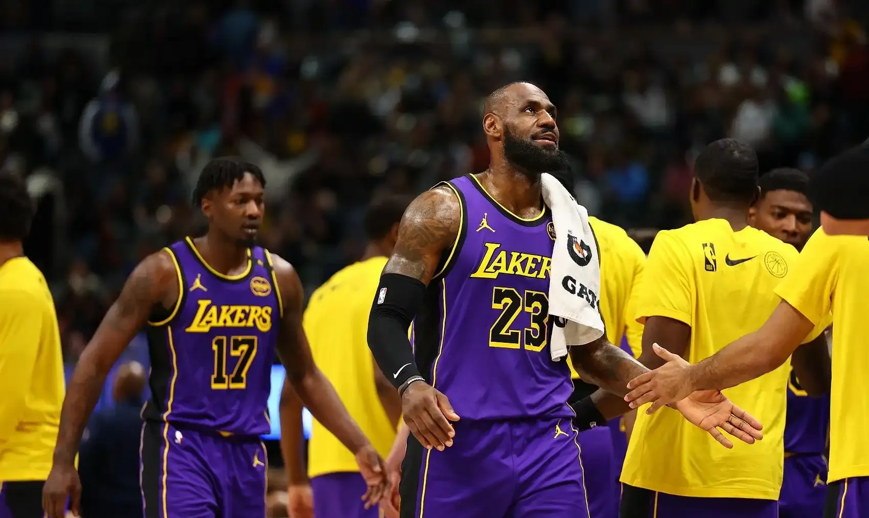 湖人队外线火力全开横扫对手 湖人队外线火力全开横扫对手