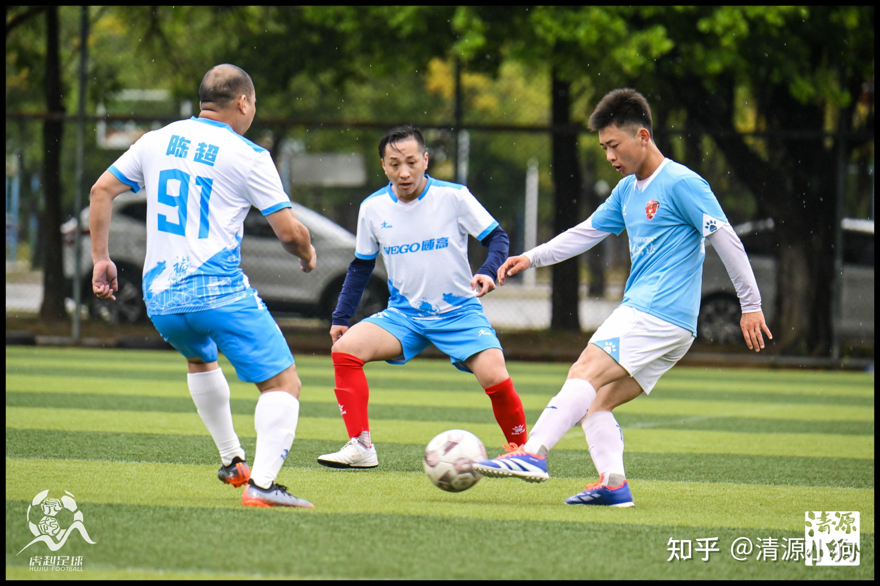 关于强强对决，足球巨头展开激烈较量的信息