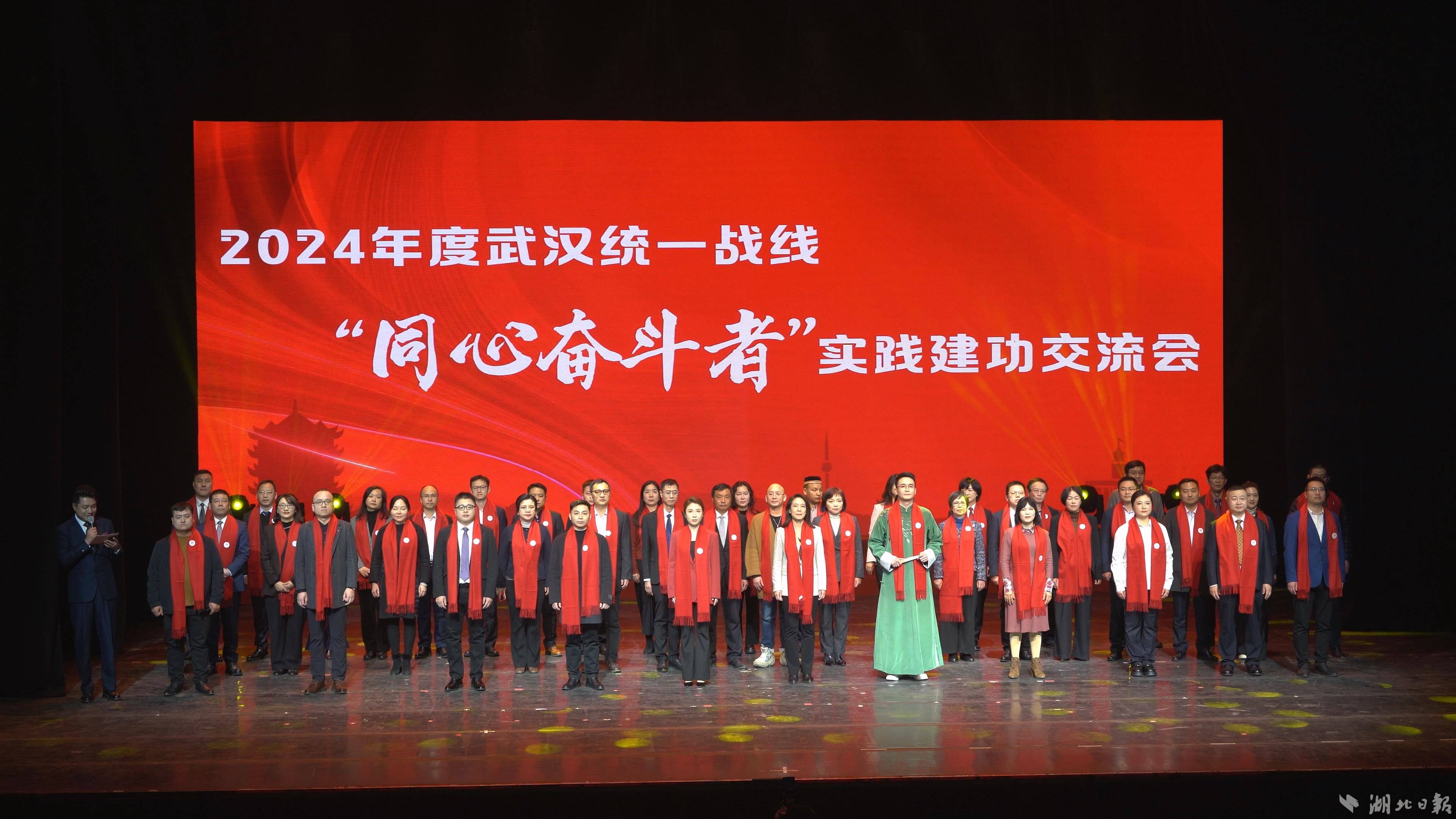 集体努力!队员共同拼搏夺魁 集体努力!队员共同拼搏夺魁