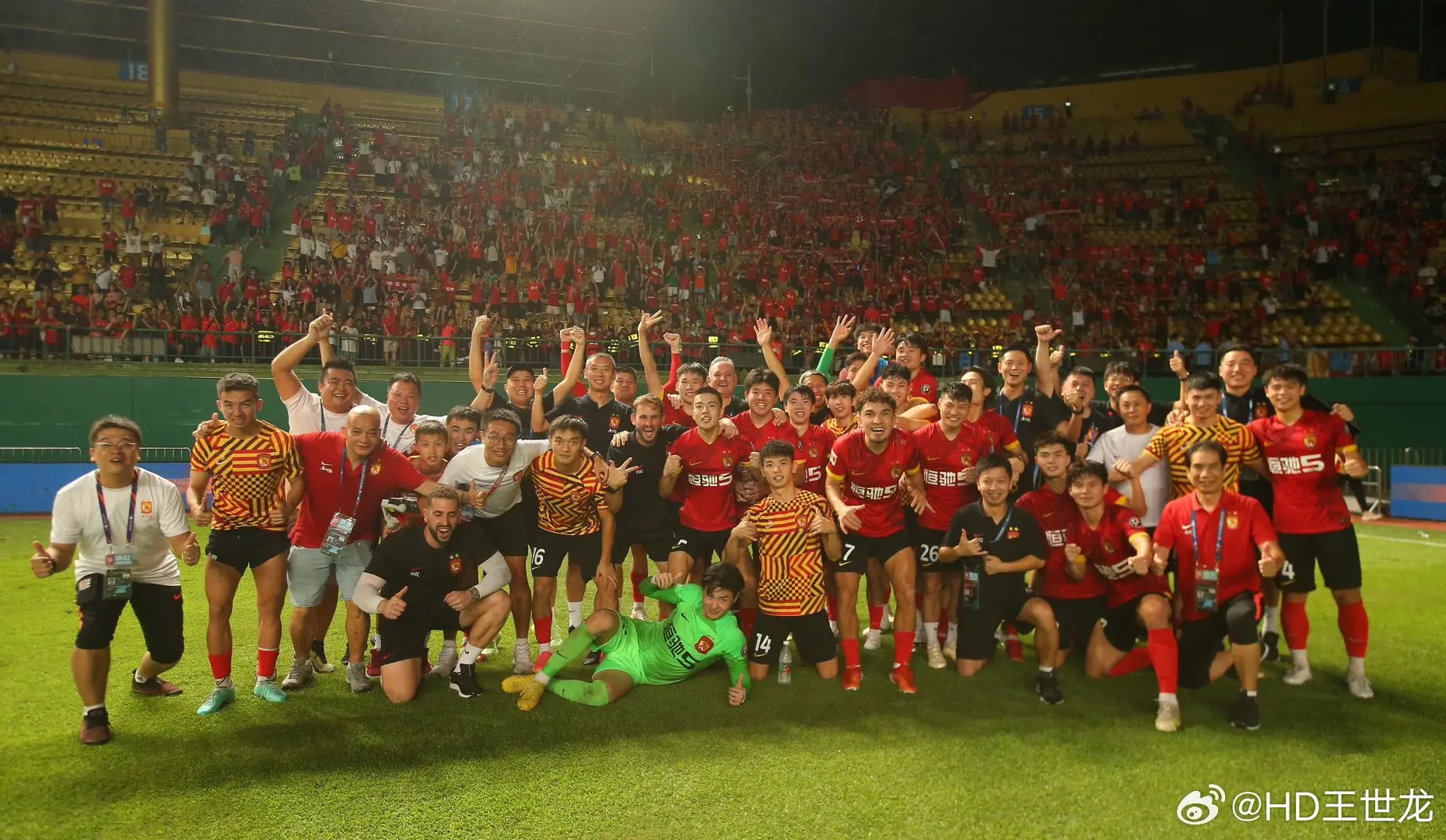 包含精彩赛事纷呈,球队风采尽显,观众热情高涨的词条 包含精彩赛事纷呈,球队风采尽显,观众热情高涨的词条