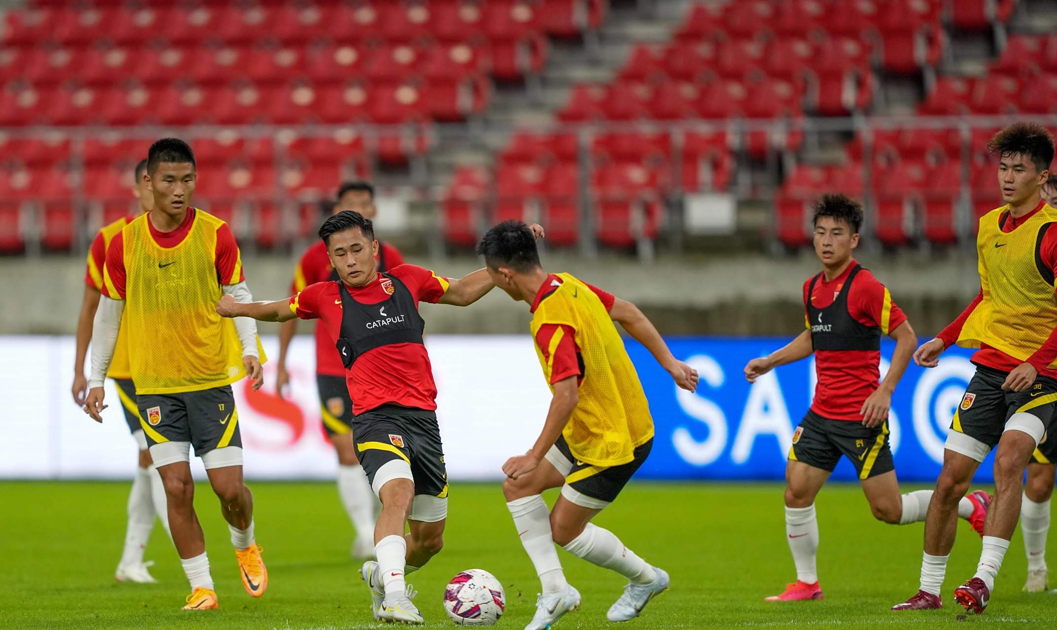 青海男篮在比赛中遭遇失败，球队中存在矛盾