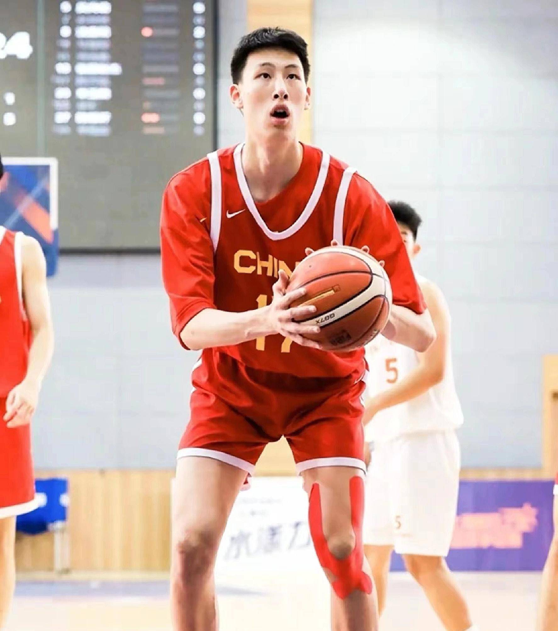 夏季篮球训练营开启,青少年篮球人才崭露头角 夏季篮球训练营开启,青少年篮球人才崭露头角