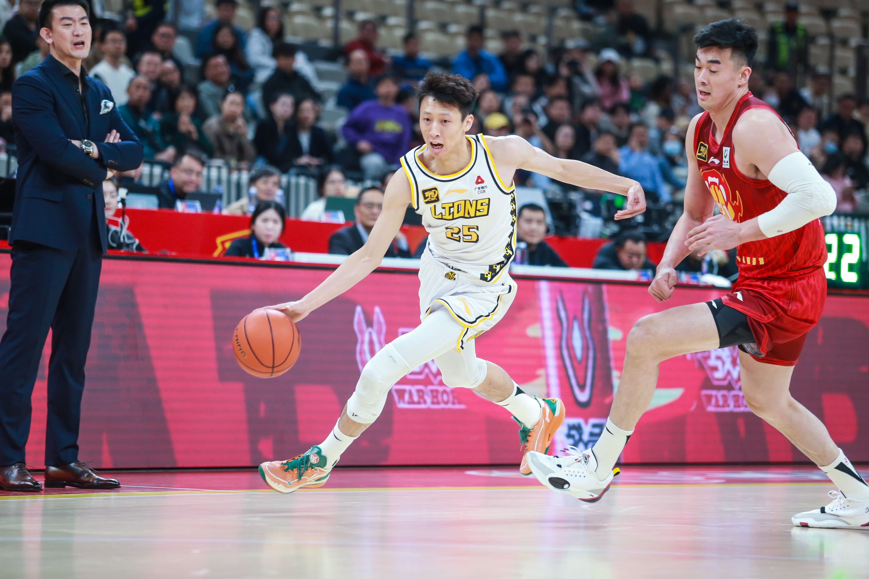 双方在比赛中展开激烈拼抢,创造多个高光时刻 双方在比赛中展开激烈拼抢,创造多个高光时刻