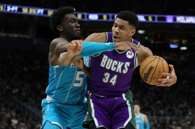 雄鹿主场大胜黄蜂,取得四连胜 雄鹿主场大胜黄蜂,取得四连胜