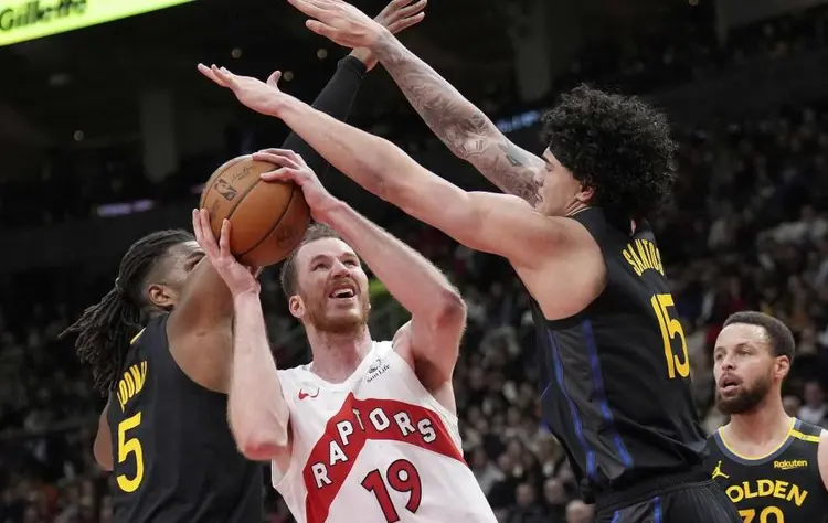 猛龙不敌勇士,战绩下滑至第四 猛龙不敌勇士,战绩下滑至第四