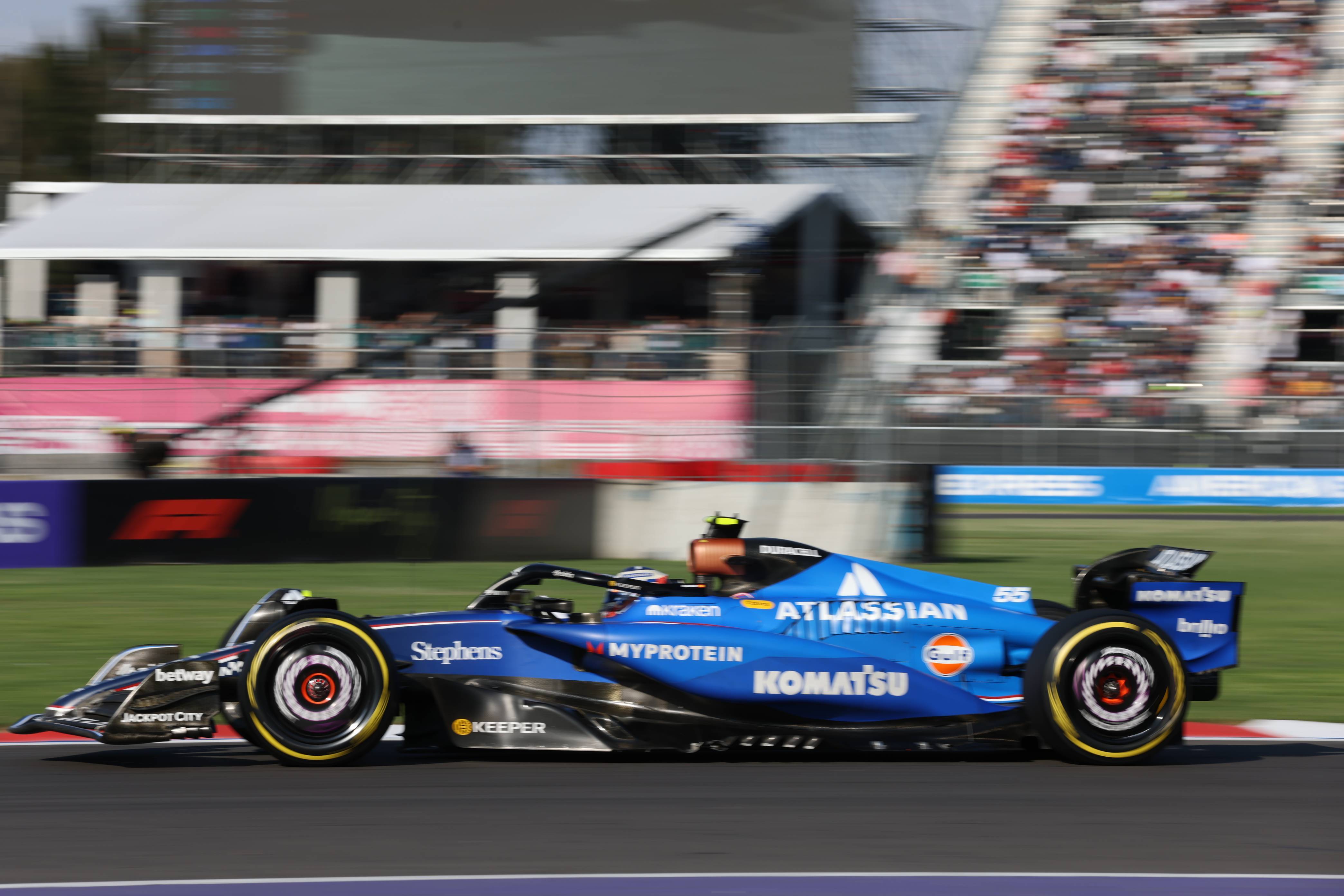 梅赛德斯碾压迈凯伦，塞恩斯统治全场