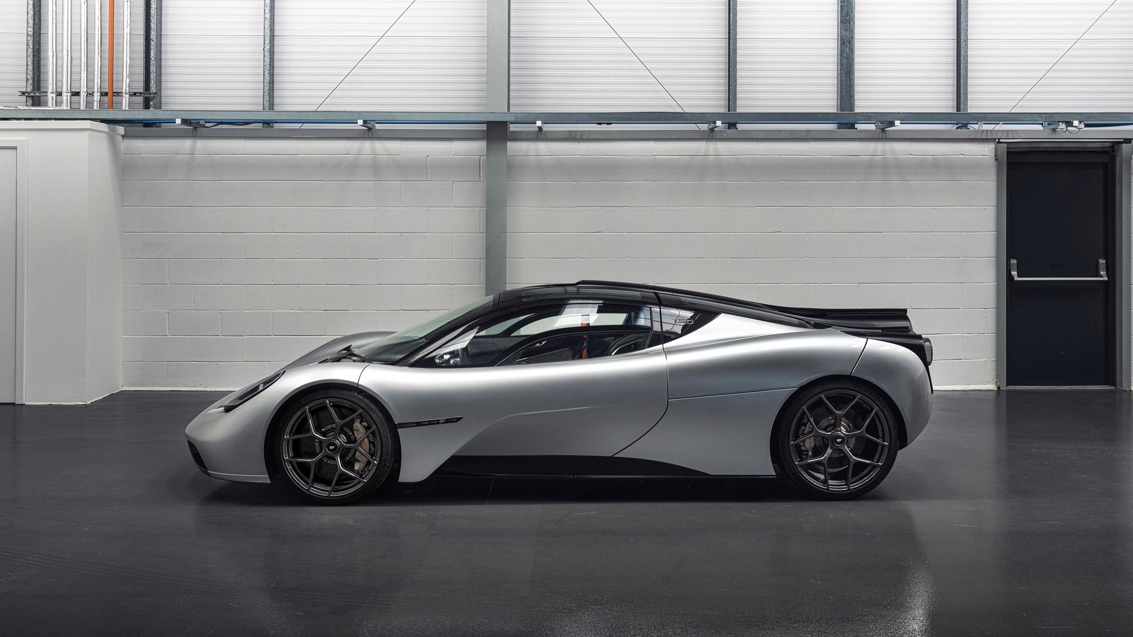 冰岛生死战！库尔图瓦在乱世中，用一记世界波扑救为自己正名