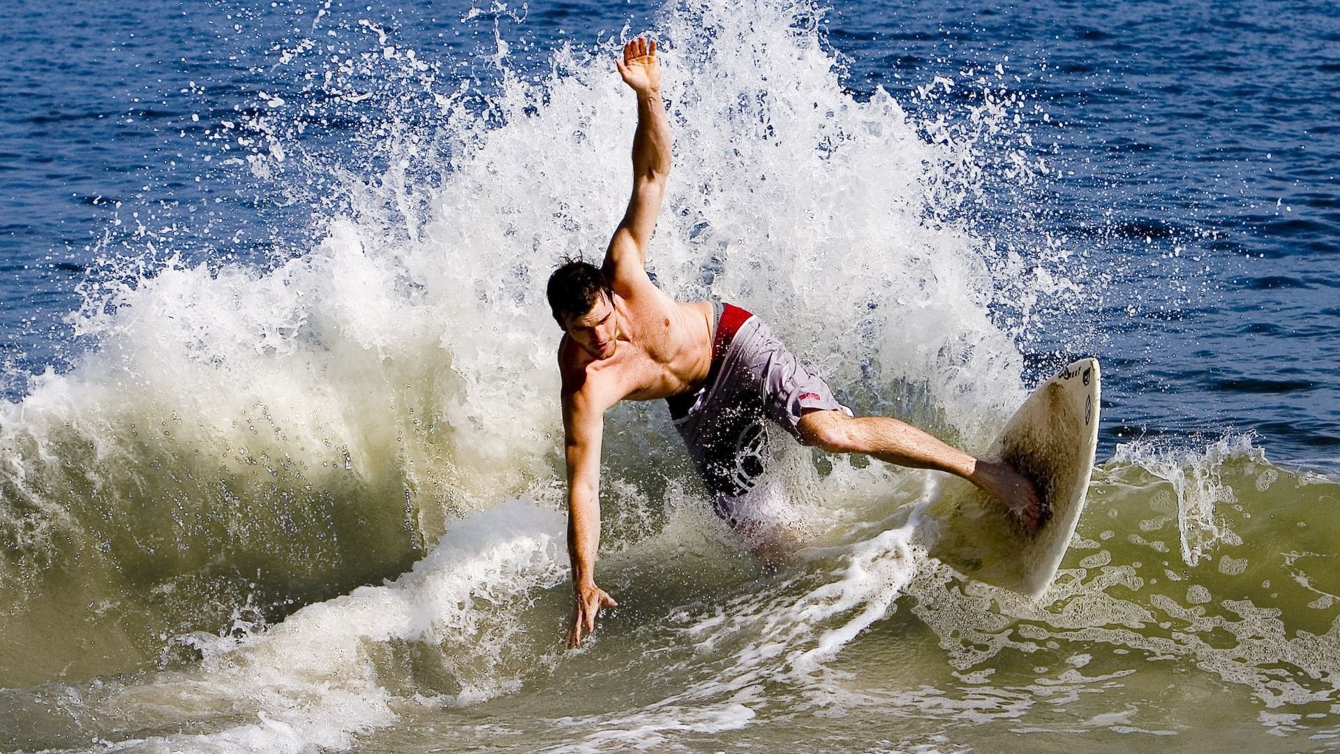 冰雪赛道上的终极超车，当芬兰冰刀划破F1的橡胶硝烟