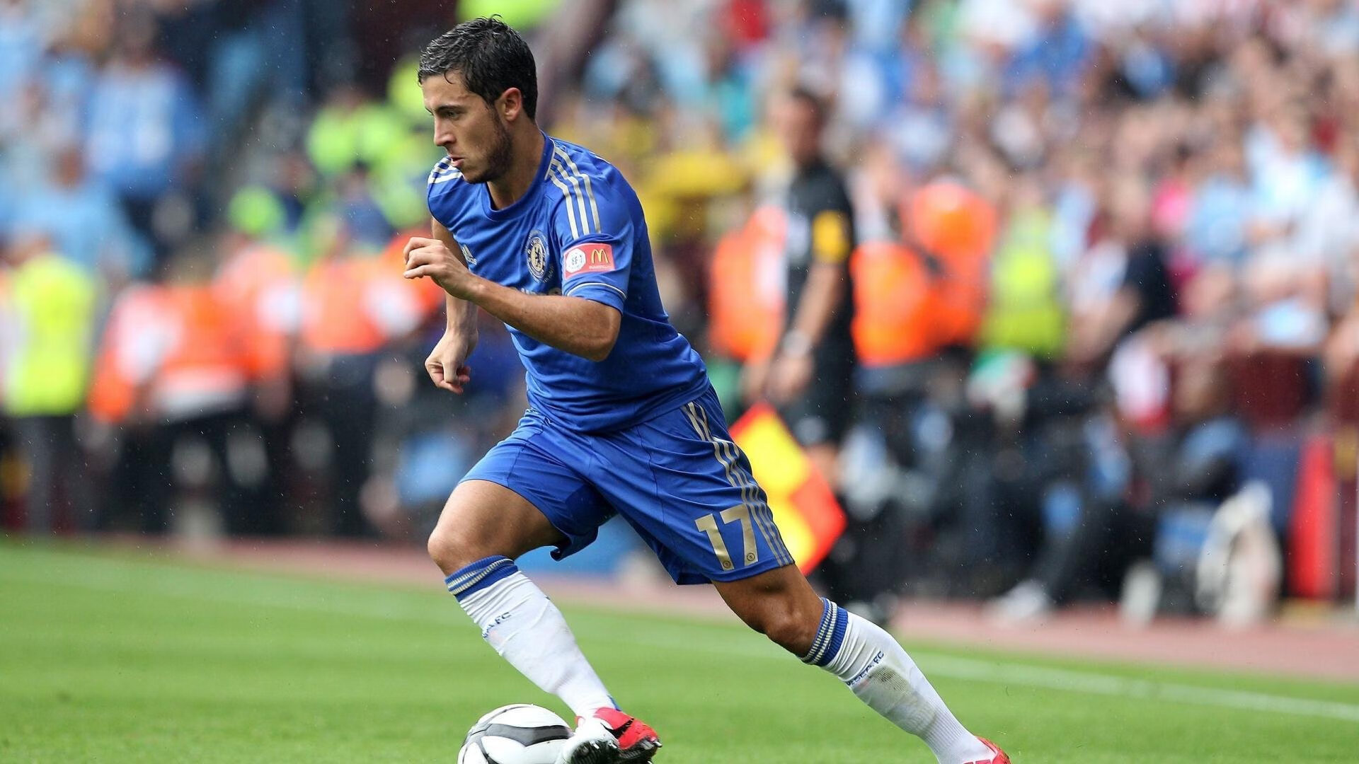 莱万无解锋芒撕裂防线，芬兰防守铁壁锁死曼联